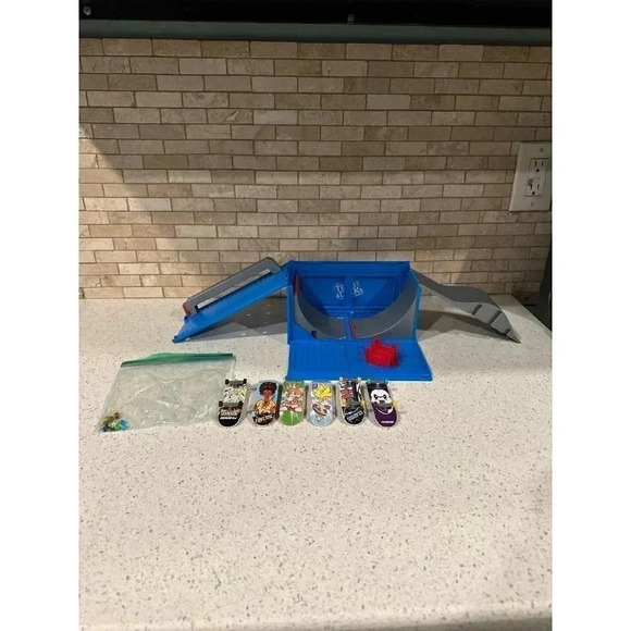 Tech deck ramp with tech decks bz - Picture 2 of 7